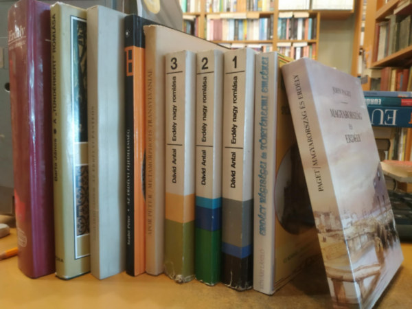 Kpeczi Bla, Dvid Antal, John Paget, Kvri Lszl, Szab Pter, Apor Pter, Szigyrt Sndor, Barta Jnos - 10 db Erdly: Erdly rvid trtnete; A "Tndrkert" romlsa; Az Erdlyi panteon; Erdly rgisgei s trtnelmi emlkei; Magyarorszg s Erdly; Metamorphosis Transylvniae; Az erdlyi fejedelemsg