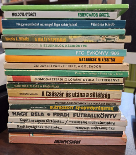 V�gh Antal, Moldova Gy�rgy, D�nes Tam�s-M�csik Viktor, Hoppe P�l - Szab� Ferenc, Kocsis L. Mih�ly, Petri S�ndor, Zalka Andr�s (Szerk.), Zsiday Istv�n, Pongr�cz Gy�rgy, Somos Istv�n-Peter - 20 db-os sport K�NYVMENT� AJ�NLAT: Mi�rt nem szeretem Varga Zolt�nt?, Ferencv�rosi kokt�l, N�gyszemk�zt az angol liga szt�rjaival, A Ny�l, A hal�l kapuj�ban, A szurkol�k k�zik�nyve, FTC �vk�nyv 1986, Labdar�g�k felk�sz�t�se, Fe