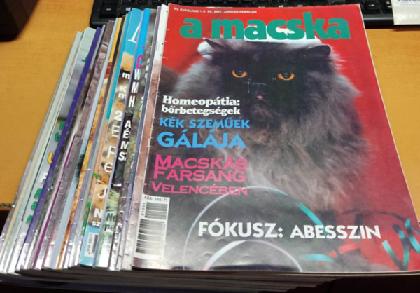 27 db "A macska" magazin