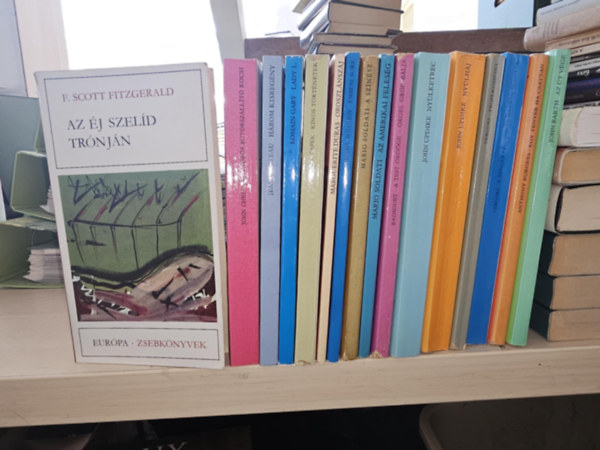 Francis Scott Fitzgerald, John Cheever, Jean Cocteau, Romain Gary , Karel Capek, Marguerite Duras, Mario Soldati, Raymond Radiguet, John Updike, Vercors, Anthony Bu KÖNYVMENTŐ AJÁNLAT (Émile Ajar) - 16db Európa Zsebkönyv: Az éj szelíd trónján+ A vörös bútorszállító kocsi+ Három kisregény (Cocteau)+ Lady L.+ Kínos történetek+ Oroszlánszáj+ Emberi sors+ A színész+ Az amerikai feleség+ A test ördöge- Orgel gróf bálja+ Nyú