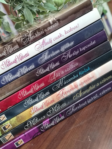 Melissa Moretti - KÖNYVMENTŐ AJÁNLAT, 9 db. Melissa Moretti rajongóknak. A máltai szerető, Aludj csak, kedves!, Szerelem éjfélkor, Királyi kapcsolat, Tűz a szélben, Házamba hívlak, Fernandó szerelme, Aranyhúr a szívem, Szerelmet ígértél szívem