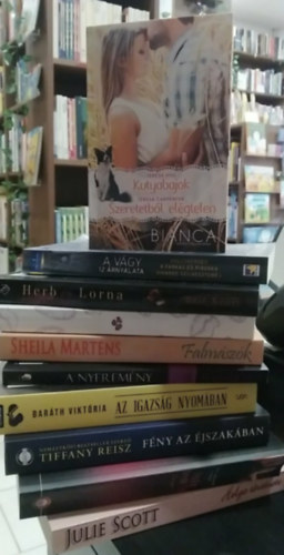 Lisa Renee Jones, Tiffany Reisz, Baráth Viktória, Naomie Hay, Sheila Martens, Várkonyi Zsolt, Eric Kraft Julie Scott - 10 db-os KÖNYVMENTŐ AJÁNLAT, romantika: Helga története+ Ha én lennék te+ Fény az éjszakában+ Az igazság nyomában+ A nyeremény+ Falmászók+ Hármas befutó+ Herb és Lorna+ A vágy 12 árnyalata (Kulcskérdés/A farkas és Piroska/Vihar