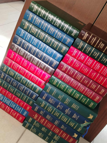 Wilbur Smith, Robin Cook, Ken Follett, Lee Child, Nicolas Sparks Nora Roberts - K�NYVMENT� AJ�NLAT, 28 DB. Reader's Digest V�LOGATOTT K�NYVEK.