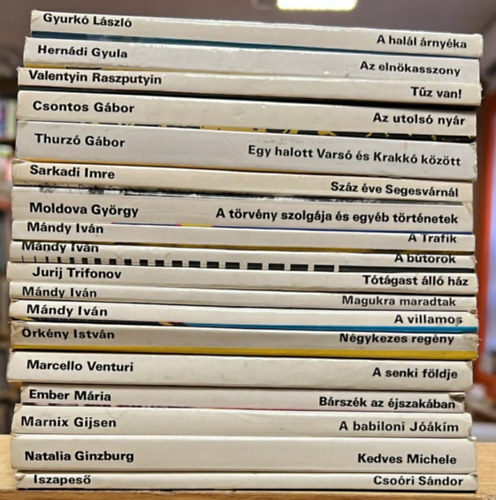 Hern�di Gyula, Valentyin Raszputyin, Csontos G�bor, Thurz� G�bor, Sarkadi Imre, Moldova Gy�rgy, M�ndy Iv�n, Jurij Trifonov, �rk�ny Istv�n, Marcello Venturi, Ember M�ria, M Gyurk� L�szl� - 18 db Rak�ta reg�nyt�r k�tet: A hal�l �rny�ka, Az eln�kasszony, T�z van!, Az utols� ny�r, Egy halott Vars� �s Krakk� k�z�tt, Sz�z �ve Segesv�rn�l, A t�rv�ny szolg�ja �s egy�b t�rt�netek, A Trafik, A b�torok, T�t�gast �l
