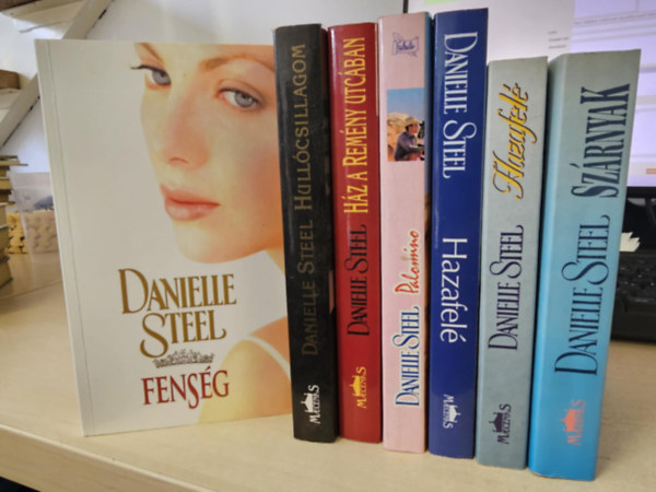 Danielle Steel - 6db Danielle Steel k�tet, K�NYVMENT� AJ�NLAT: Fens�g+ Hull�csillagom+ H�z a Rem�ny utc�ban+ Palomino+ Hazafel�+ Sz�rnyak