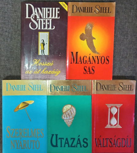 Danielle Steel - (5db) DAnielle Steel Romantikus k�nyvcsomag: Hossz� az �t haz�ig / Mag�nyos sas / Szerelmes ny�rut� / Utaz�s / V�lts�gd�j