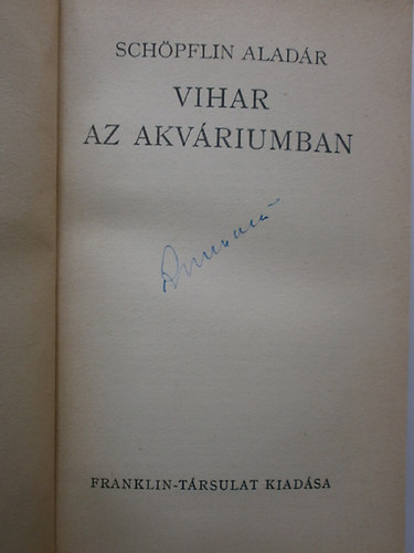 Sch�pflin Alad�r - Vihar az aqu�riumban