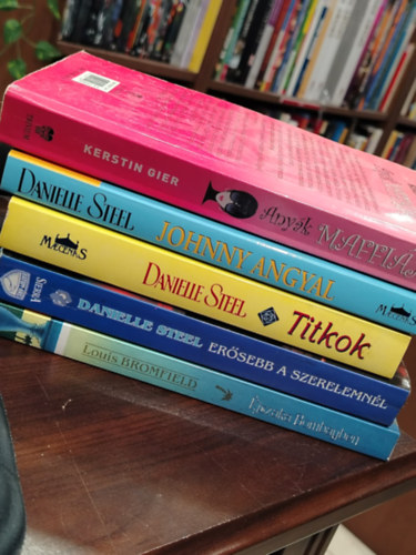 Kerstin Gier Danielle Steel Danielle Steel Danielle Steel Louis Bromfield - K�NYVMENT� AH�NLAT, 5 DB. Romantika. Any�k maffi�ja, Johnny angyal, Titkok, Er�sebb a szerelemn�l, �jszaka Bombayben
