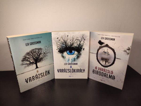 Lev Grossman - A var�zsl�k-tril�gia 1-3. (A var�zsl�k, A var�zsl�kir�ly, A var�zsl� birodalma)