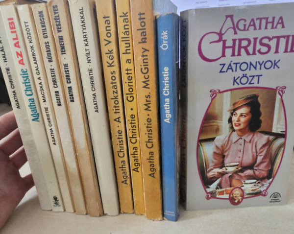 Agatha Christie - 11db Agatha, KÖNYVMENTŐ AJÁNLAT: Halál a Níluson+ Az alibi+ Macska a galambok között+ Bűbájos gyilkosok+ Temetni veszélyes+ Nyílt kártyákkal+ A titokzatos Kék vonat+ Gloriett a hullának+ Mrs. McGinty halott+ Órák+ Zátonyok közt