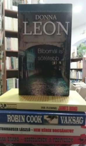 Tonhauser László, Robin Cook, Ian Fleming, Donna Leon Max Brand - 5 db-os KÖNYVMENTŐ AJÁNLAT, krimi-kaland: Beszéljenek a fegyverek+ Nem kérek bocsánatot+ Vakság+ James Bond-A gyémánt örök+ Bíbornál is sötétebb