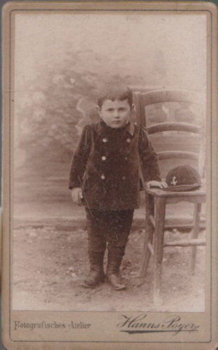 Hanns Poyer: Kisfi� sz�kkel (6,5x10,5 cm) (vizitk�rtya)