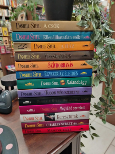 Danelle Steel - K�NYVMENT� AJ�NLAT, 13 DB. Danielle Steel rajong�knak. A cs�k, Ellen�llhatatlan er�k, A h�z, Visszhangok, Sz�vdobban�s, Egyszer az �letben, Kalandv�gy, Tudok m�g szeretni!, Hull�csillagom, Megv�lt� szerelem, Keresztutak, Charles Stree