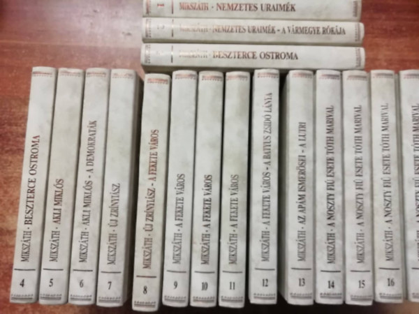 Miksz�th K�lm�n - Miksz�th K�lm�n sorozat: 1-17. k�tet: Nemzetes uraim�k-A v�rmegye r�k�ja-Beszterce ostroma-Akli Mikl�s-A demokrat�k-�j Zrinyi�sz-A fekete v�ros-A batyus zsid� l�nya-Az ap�m ismer�sei-A lutri-A Noszty fi� esete T�th Marival