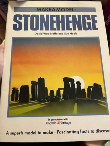 David-Hook, Sue Woodroffe - Stonehenge - make a model -