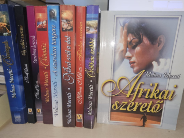 Melissa Moretti - 9db Melissa Moretti k�tet, K�NYVMENT� AJ�NLAT: �rv�nyek+ Oly neh�z szeretni+ Szerelmet keresek+ �r�mt�z+ A szerelem tengere+ Neked sz�l a dal+ F�ktelen szerelem+ �r�kk�n �r�kk�+ Afrikai szeret�