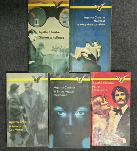 Agatha Christie - (5db) Agatha Christie krimi k�nyvcsomag: Gloirett a hull�nak / Holttest a k�nyvt�rszob�ban / A titokzatos k�k vonat / A krist�lyt�k�r meghasadt / Poirot kar�csonya