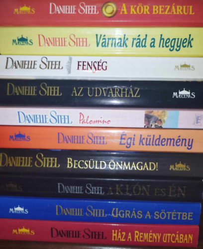 Danielle Steel - 10 db-os Danielle Steel knyvcsomag: Hz a Remny utcban, Ugrs a sttbe, A kln s n, Becsld meg nmagad!, gi kldemny, Palomino, Az udvarhz, Fensg, Vrnak rd a hegyek