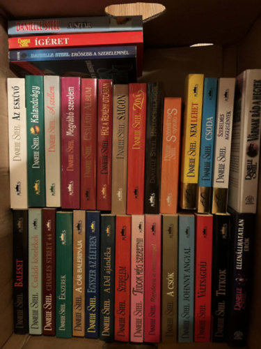 Danielle Steel - 32 db Danielle Steel K�tet