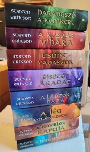 Steven Erikson - A Malazai Bukottak Knyvnek regje 1-8. (A Hold udvara, Tremorlor kapuja, A jg emlkezete, A lncok hza, jstt radat, Csontvadszok, A Kaszs vihara, Harangsz a kopkrt)