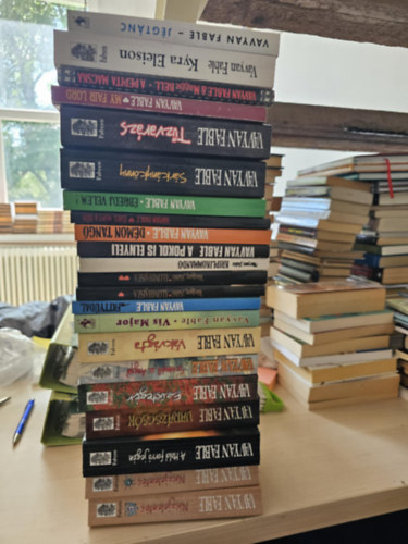 Vavyan Fable - 20db Fable knyv, 22 ktetben, KNYVMENT AJNLAT: Nszjelents I-II, A hold forr jegn, Varzscsk, Ezstegr, Szennybl az angyal, Vakvgta, Vis major, Fattydal, lomhajsza I-II, Kriplikommand, A pokol is elnyeli, Dmontang,