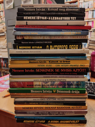 Nemere Istv�n - 32 db Nemere Istv�n: Halj meg �nekelve; Keresd meg �lmomat!; Ahol csontjaid feh�rlenek; A legnagyobb t�t; Blok�d; A bumer�ng akci�; G�tszakad�s; Vil�gok vil�ga; T�mad�s Tingr�ban; L�ngol� r�csok; Nulla �ra, nulla perc; Kev�s erre