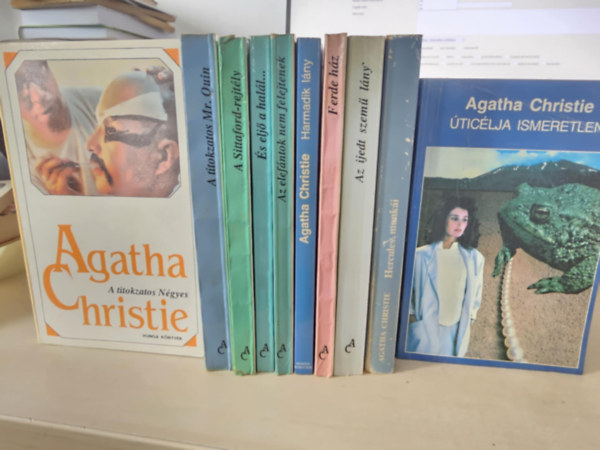 Agatha Christie - 10 db Agatha, K�NYVMENT� AJ�NLAT: A titokzatos N�gyes+ A titokzatos Mr. Quin+ A Sittaford-rejt�ly+ �s elj� a hal�l+ Az elef�ntok nem felejtenek+ A harmadik l�ny+ Ferde h�z+ Az ijedt szem� l�ny+ �tic�lja ismeretlen+ Herkules munk�i