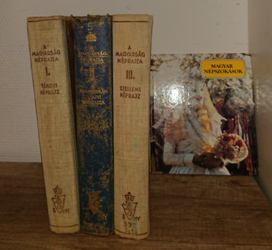 Viski K�roly  (szerk.) - A magyars�g n�prajza I-III. (T�rgyi n�prajz, A magyars�g t�rgyi n�prajza, Szellemi n�prajz�) + aj�nd�k: Magyar n�pszok�sok