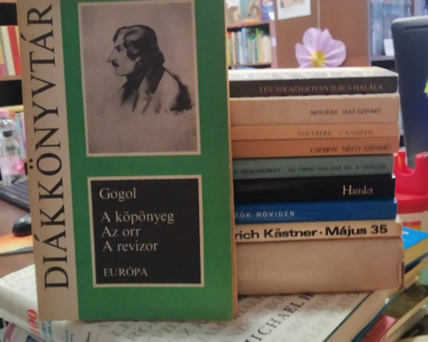 Lev Tolsztoj, Moli�re, Voltaire, Csehov, E. Hemingway, Shakespeare, O. Nagy G�bor Gogol - 8 db K�NYVMENT� AJ�NLAT, k�telez�k: M�jus 35. +K�telez�k r�viden (M�ra, Moln�r, G�rdonyi, J�kai, M�ricz) +Hamlet+ Az �reg hal�sz �s a tenger+ Candide+ Hat sz�nm�+ Ivan Iljics hal�la+ A k�p�nyeg/ Az orr/ A revizor