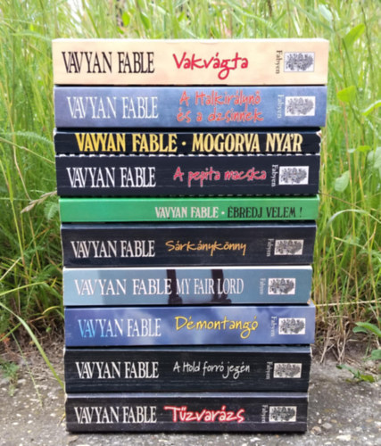 Vavyan Fable - KNYVMENT AJNLAT, 10 db. Vavyan Fable, Vakvgta+ A Halkirlyn s a dzsinek+ Mogorva nyr+ A pepita macska+ bredj velem!+ Srknyknny+ My fair lord+ Dmontang+ A hold forr jegn+ Tzvarzs