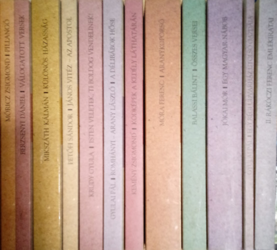 Móricz Zsigmond, Berzsenyi Dániel, Mikszáth Kálmán, Petőfi Sándor, Krúdy Gyula, Gyulai Pál - Arany László, Kemény Zsigmond, Móra Ferenc, Balassi Bálint, Jókai Mór, Gyulai Pál - 12 db. kötet az Osiris diákkönyvtár sorozatból: Pillangó, Berzsenyi Dániel - Válogatott versek, Különös házasság, János vitéz - Az apostol, Isten veletek, ti boldog Vendelinek, Romhányi - A délibábok hőse, Ködképek a kedély lát