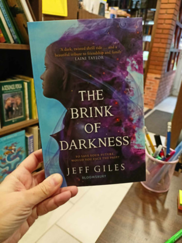 Jeff Giles - The Brink of Darkness (A mindens�g perem�n angol nyelven)