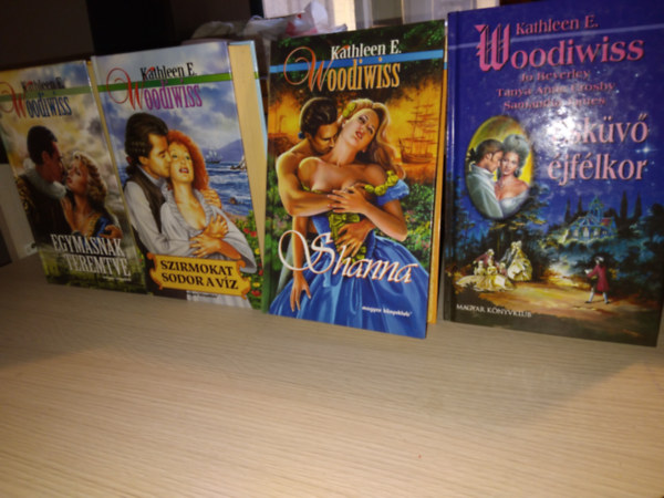 Kathleen E. Woodiwiss - Kathleen E. Woodiwiss KÖNYVMENTŐ AJÁNLAT: Egymásnak teremtve, Szirmokat sodor a víz, Shanna, Esküvő Éjfélkor