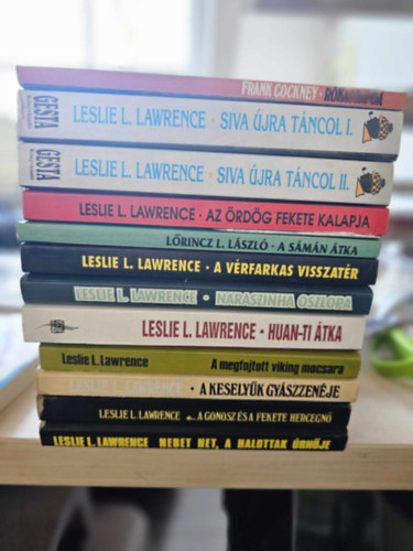 Lrinc L. Lszl - 11db Leslie L. Lawrence ktet: Nebet Het, A gonosz s a fekete hercegn, A keselyk gyszzenje, A megfojtott viking mocsara, Huan-ti tka, Naraszinha oszlopa, A vrfarkas visszatr, A smn tka, Az rdg fekete kalapja, Siva jra t