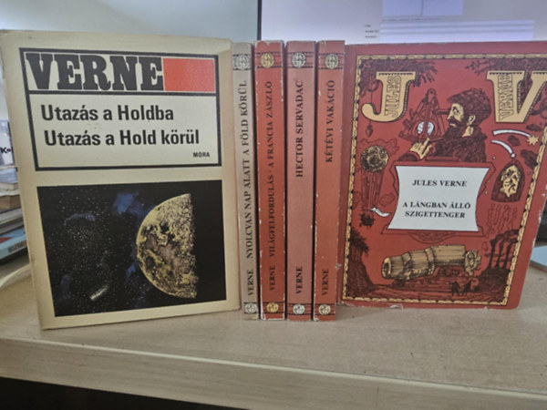 Verne Jules Verne Gyula - 6db Verne, K�NYVMENT� AJ�NLAT: Utaz�s a holdba- Utaz�s a hold k�r�l+ Nyolcvan nap alatt a F�ld k�r�l+ A francia z�szl�+ Hector Servadac+ K�t�vi vak�ci�+ A l�ngban �ll� szigettenger