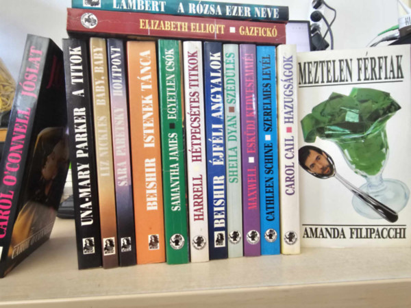 Amanda Quick, Nina Lambert, Elizabeth Elliott, Carol O'Connell, Una-Mary Parker, Liz Nickles, Sara Paretsky, Norma Beishir, Samantha James, Janice Harrell, Sheila Dyan, Cathleen Schine, Carol Cail, Am - 16db romantikus ktet, KNYVMENT AJNLAT: Emszt tz, A rzsa ezer neve, Gazfick, Jslat, A titok, Baby-baby, Holtpont, Istenek tnca, Egyetlen csk, Htpecstes titkok, jfli angyalok, Szdls, Eskdj kedvesemm, Szerelmes
