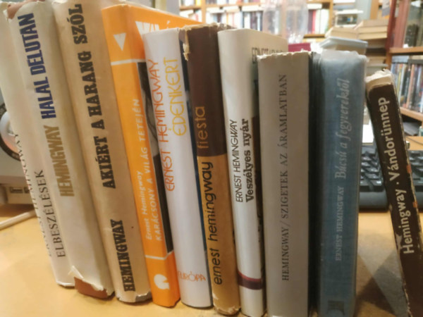 Ernst Hemingway - 10 db Hemingway: Elbesz�l�sek; Hal�l d�lut�n; Aki�rt a harang sz�l; Kar�csony a vil�g tetej�n; �denkert; Fiesta; Vesz�lyes ny�r; Szigetek az �ramlatban; B�cs� a fegyverekt�l; V�ndor�nnep