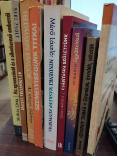 Dr. Vekerdy Tam�s, B�cskai J�lia, Dienes Ang�la, M�r� L�szl�, Popper P�ter, Feldmann S�ndor, Beke Zsolt, Moh�s L�via Ranschburg Jen� - Pszichol�gia k�nyvcsomag 9 db-os : F�lelem, harag, agresszi�, Gyerekek,�vod�k, iskol�k, Egy�tt�l�sdi, Cs�b�t�sra sz�lett�nk, Mindenki m�sk�pp egyforma, Szem�lyis�g�nk titkai, Az ideges f�lelem, Az identit�s es�lyei, Az agresszi