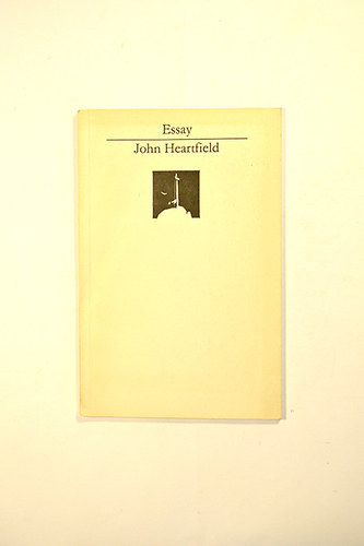 John Heartfield - Essay Werkmonographien der Nationalgalerie I.John Heartfield Der Sinn von Genf:Wo das Kapital lebt,kann der Friede nicht leben! 1932 Fotomontage