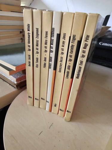 7db az �gy �lt sorozatb�l K�NYVMENT� AJ�NLAT: Nagy P�ter, Karinthy Frigyes, Arany J�nos, Mikes Kelemen, M�ra Ferenc, M�ricz Zsigmond, V�r�smarty Mih�ly