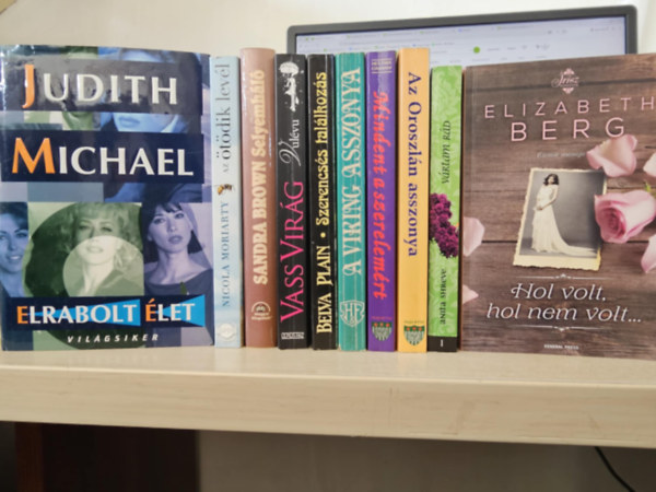 Nicola Moriarty, Sandra Brown, Vass Virág, Belva Plain, Heather Graham, Julie Garwood, Anita Shreve, Elizabeth Berg Judith Michael - 10db romantikus kötet, KÖNYVMENTŐ AJÁNLAT: Elrabolt élet+ Az ötödik levél+ Selyemháló+ Szerencsés találkozás+ A viking asszony+ Mindent a szerelemért+ Az oroszlán asszonya+ Vártam rád+ Hol volt, hol nem volt+ Vulévu