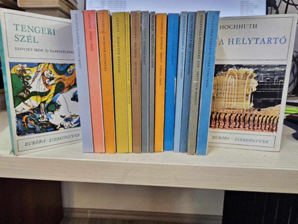 Piers Paul Read, Carson McCullers, Pierre Boulle, Csingiz Ajtmatov, Alberto Moravia, John Updike, Mario Vargas LLosa, Jorge Sempr�n, Sven Delblanc, Heinrich B�ll, Bernard Malamud, Francois Hochhuth - 16db Eur�pa Zsebk�ny K�NYVMENT� AJ�NLAT: A helytart�, �letben maradtak, Egy aranyszem t�kr�ben, H�d a Kwai foly�n, A versenyl� hal�la, Az unalom, Gyere hozz�m feles�g�l, K�lyk�k, A nagy utaz�s, Her�ltek-Kir�ndul�sok, Katharina B