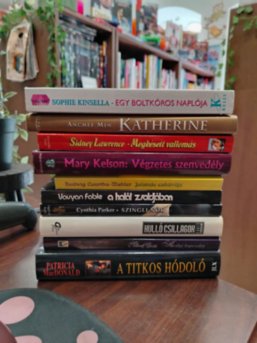 Sophie Kinsella Anchee Min Sidney Lawrence Mary Kelson Hedwig Courths-Mahler Vavyan Fable Cynthia Parker Melissa Moretti Patricia MacDonald - KÖNYVMENTŐ AJÁNLAT, 10 db. Romantika. Egy boltkóros naplója, Katherine, Megkésett vallomás, Végzetes szenvedély, Jolande esküvője, A halál zsoldjában, Szingli nők, Hullócsillagok, Királyi kapcsolat, A titkos hódoló