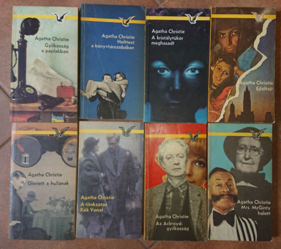 Agatha Christie - 8 krimi Agatha Christie-tl: Gloriett a hullnak, A  titokzatos Kk vonat, Az Ackroyd-gyilkossg, Mrs. McGinthy halott, Gyilkossg a paplakban, Holttest a knyvtrszobban, A kristlytkr meghasadt, jfltjt