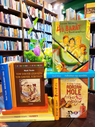 Sue Townsend, Paul Maar, R�naszegi Mikl�s, Joe Coldwell, Joachim Friedrich, Mark Twain N�gr�di Gergely - Ifj�s�gi reg�ny k�nyvcsomag 9 darabos K�NYVMENT� AJ�NLAT: Vau!, Petepite, A 13 �s 3/4 �ves Adrian Mole titkos napl�ja, Felbukkan egy szomb�c, Az indi�n hercegn�, A strucc v�re, 4 1/2 Bar�t �s a t�lap�-hadm�velet,  Tom Sawyer l�gha