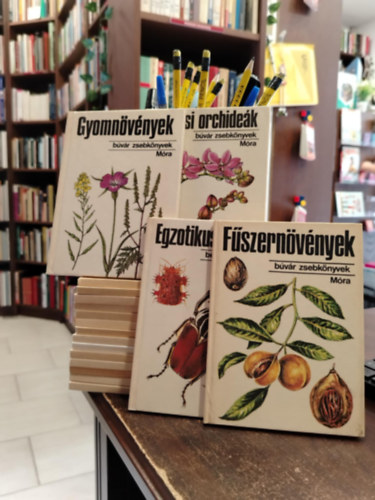 B�v�r Zsebk�nyvek - K�NYVMENT� AJ�NLAT 18 DB B�v�r Zsebk�nyv. Tr�pusi orchide�k+ Gyomn�v�nyek+ Egzotikus rovarok+ F�szern�v�nyek+F�k, borok +�sn�v�nyek+ Egyszervolt �llatok+ Kakutszok, pozsg�sok+ V�zin�v�nyek+ Gy�m�lcs�k+ K�na kerti vir�gai+ S