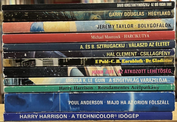 Garry Douglas, Jeremy Taylor, Michael Moorcock, Arkagyij Sztrugackij David Konsztantyinovszkij - Hal Clement, Frederik Pohl, C.M. Kornbluth, Hank Jeff, Ursula K. Le Guin, Harry Ha Borisz Sztrugackij - 12 db Galaktika ktet: Az id fogva tart, Hegylak, Bolygfalk, Harcikutya, Vlaszd az letet, Csillagfny, Dr. Gladitor, Az tkozott lehetsg, A Szigetvilg varzslja, Rozsdamentes aclpatkny, Majd ha az Orion flszll, A tec