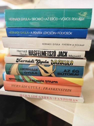 Hernádi Gyula - 9db-os Hernádi Gyula KÖNYVMENTŐ AJÁNLAT: Fantomas + Frankenstein+ A boldogság templomai+ Az ég bútorai+ Drakula+ Hasfelmetsző Jack+ Fivérem a holnap+ Folyosók+ Az erőd-A vörös rekviem