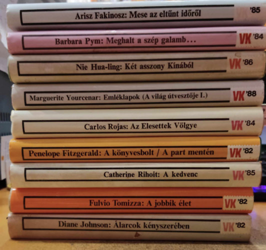 Arisz Fakinosz, Diane Johnson, Carlos Rojas, Nie Hua-ling, Fulvio Tomizza, Penelope Fitzgerald, Barbara Pym, MArguerite Yourcenar Catherine Rihoit - 9 db Vil�gk�nyvt�r: �larcok k�nyszer�ben; A jobbik �let; A kedvenc; A k�nyvesbolt/A part ment�n; Az Elesettek V�lgye; Eml�klapok (A vil�g �tveszt�je I.); K�t asszony K�n�b�l; Meghalt a sz�p gala�mb...; Mese az elt�nt id�r�l