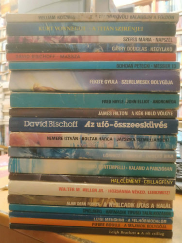 Alan Dean Foster, Steven Spielberg, Pierre Boulle, Nemere István Leigh Brackett - 2d db sci-fi: Holtak harca/Játszma tízmilliárdért; A majmok bolygója; A felhőbirodalom; Harmadik típusú találkozások; A nyolcadik utas a halál; A rőt csillag; Hozsánna néked, Leibowitz!; A kék hold völgye